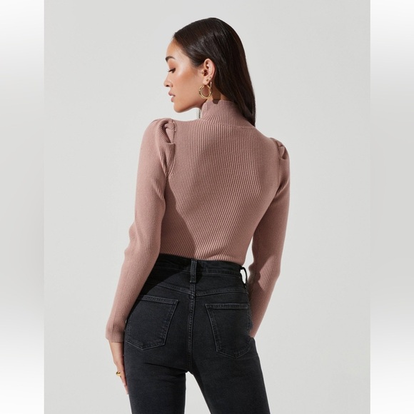 NEW ASTR the Label - Ribbed Thong Bodysuit w/ Cutout & Long Sleeves Size Small - Picture 4 of 7